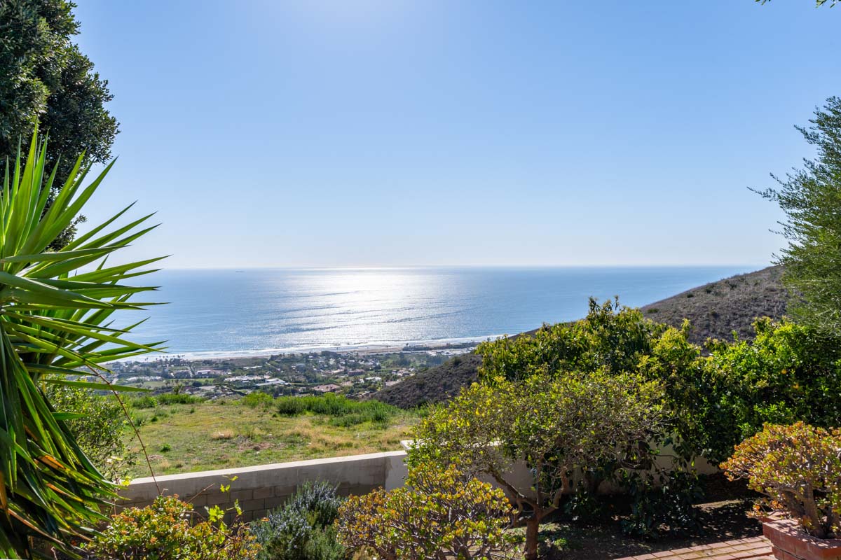 View of the ocean behind Big Horizon sober living addiction recovery house in Malibu, California.